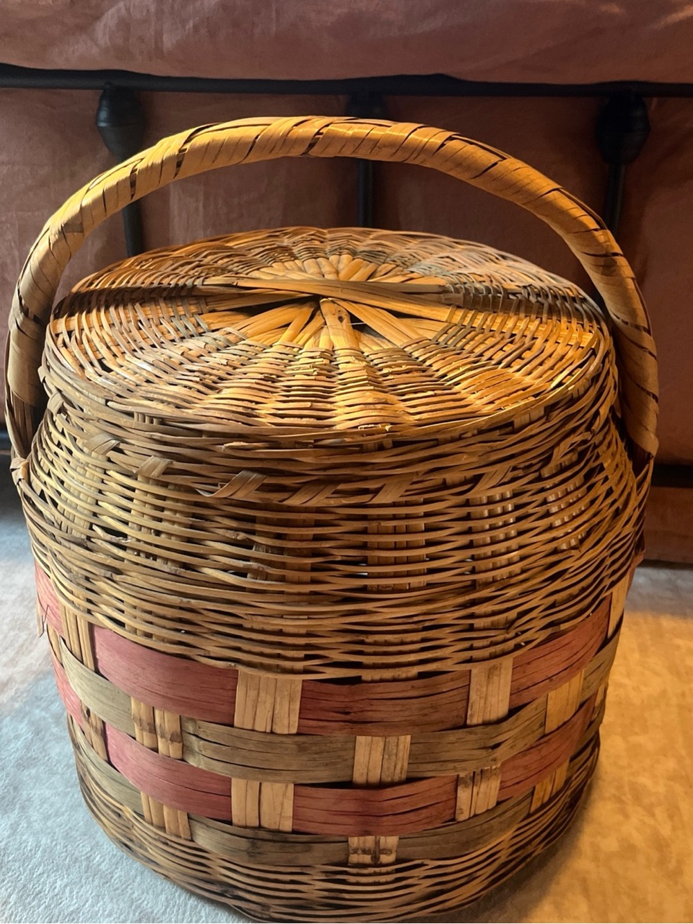 Vintage Large Hand-Woven Split
Bamboo / Wicker Storage Basket with Lid & Handle
